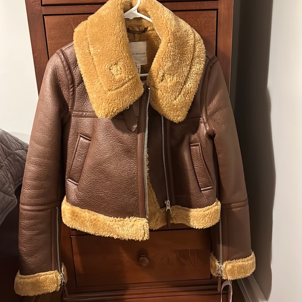 Gorgeous leather with sherpa, never use with the tags